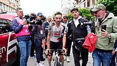 Potlu�ený Adam Yates v cíli druhé etapy Gira.
