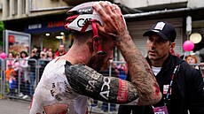 Potrhaný dres i krvavé �rámy. Hromadný pád ve druhé etap� Gira postihl i lídra...