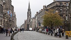 Královská míle v Edinburghu je dlouhá skute�n� jednu skotskou míli, tedy asi...