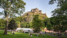 Kdy byl na skále nad dne�ním Edinburghem postaven první hrad, to se neví. Ten...