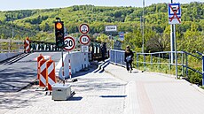Most nad �elezni�ním koridorem mezi obcemi Lelekovice a �eská na Brn�nsku je u�...