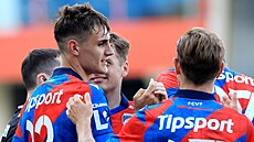 Alexandr Sojka (Plze�) slaví se spoluhrá�i prom�n�ný p�ímý kop v 67. minut�...