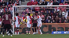 Jan Kuchta (Sparta) po centru z rohového kopu dává hlavou úvodní gól utkání...