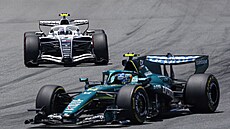Fernando Alonso (Aston Martin) a Valtteri Bottas z Cadillacu b�hem tréninku.