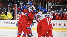 Jakub Van��ek slaví se spoluhrá�i gól na 3:1 ve druhé t�etin� semifinálového...