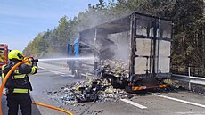 Po�ár nákladního auta na dálnici D1 poblí� Velkého Beranova na Vyso�in� (4....