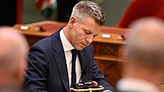 �éf st�edopravicové strany Tisza Peter Magyar skládá p�ísahu jako ma�arský...