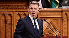 �éf st�edopravicové strany Tisza Peter Magyar promlouvá jako nov� zvolený...