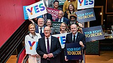Skotský premiér a p�edseda Skotské národní strany (SNP) John Swinney pózuje s...