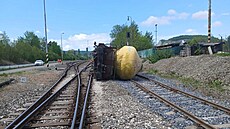 U �tramberského nádra�í vykolejil poslední vagon nákladní soupravy s cementem....