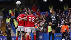 Fotbalisté Nottinghamu slaví gól do sít� Chelsea.