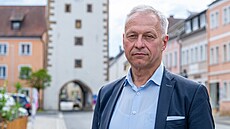 Thorsten Grädler, starosta m�sta Vilseck, stojí v centru m�sta. Americké...