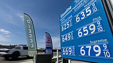 Cena benzinu na �erpací stanici poblí� dálnice v Encinitas v Kalifornii v USA...