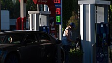 Cedule s cenami benzinu na �erpací stanici Mobil v Greshamu v Oregonu (29....