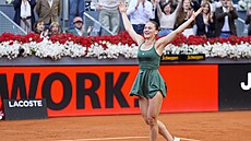 Vít�zství v Madridu oslavila Marta Kos�uková saltem vzad p�ímo na kurtu.