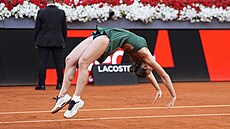 Vít�zství v Madridu oslavila Marta Kos�uková saltem vzad p�ímo na kurtu.