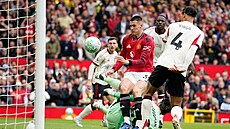 Úto�ník Manchesteru United Benjamin �e�ko st�ílí gól do sít� Liverpoolu.