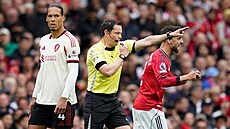 Sudí Darren England potvrzuje platnost druhého gólu Manchesteru United proti...