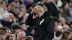 Kou� Manchesteru City Pep Guardiola b�hem utkání na Evertonu.