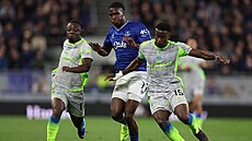 Marc Guéhi (vpravo) a Jérémy Doku (vlevo) z Manchesteru City se sna�í zastavit...