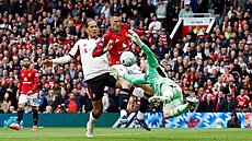 Úto�ník Manchesteru United Benjamin �e�ko st�ílí gól do sít� Liverpoolu.