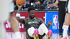 Julius Randle ze San Antonio Spurs posílá mí� rozhod�ímu.