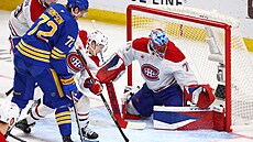 Jakub Dobe� v brán� Montreal Canadiens, �elí pokusu Tagea Thompsona (72) z...