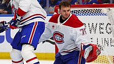 Jakub Dobe� z Montreal Canadiens p�i�el b�hem zápasu o masku.