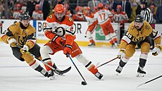 Ryan Poehling (25) z Anaheim Ducks u puku v zápase s Vegas Golden Knights,...