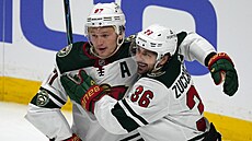 Kirill Kaprizov (vlevo) a Mats Zuccarello oslavují trefu Minnesota Wild.