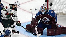 Mats Zuccarello z Minnesota Wild zakon�uje na bránu Colorado Avalanche, v ní�...
