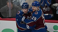 Cale Makar (vlevo) a Nathan MacKinnon oslavují gól Colorado Avalanche.