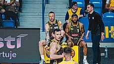 Opav�tí basketbalisté �imon Pur�l (20) a Wesley Person Jr. (1) a jejích trenér...