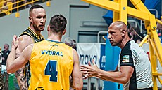 �imon Pur�l (vlevo) z Opavy, Tomá� Vyoral z Ústí nad Labem a rozhod�í Ivor...