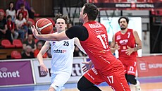 Jaromír Boha�ík z Nymburka zakon�uje na ko� NH Ostrava. Sleduje ho Elias Cato.