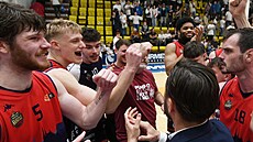 Brn�n�tí basketbalisté slaví výhru na palubovce D��ína v �estém �tvrtfinále.