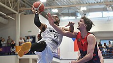 Jaden Edwards (vlevo) z D��ína stoupá k brn�nskému ko�i, brání ho Adam Kejval.