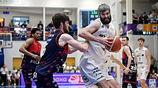 Ryker Cisarik (vlevo) z Brna brání v zápase s D��ínem, úto�í Maksim �turanovi�.