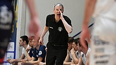 D��ínský trenér Tomá� Grepl usm�r�uje hrá�e.