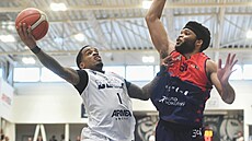 Al-Amir Dawes (vlevo) z D��ína úto�í na brn�nský ko�, brání Kevin Kalu.