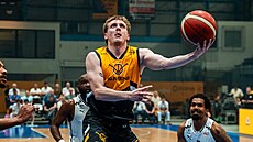 Jakub �urý z Písku zakon�uje na ko� Pardubic.