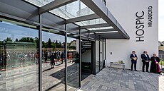 Vstup do l��kového hospice s odleh�ovací slu�bou ve St�erách na Hradecku. (5....