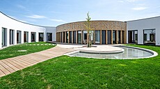 Atrium l��kového hospice s odleh�ovací slu�bou ve St�erách na Hradecku. (5....