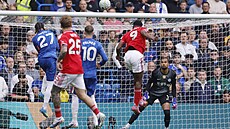 Taiwo Awoniyi z Nottinghamu posílá mí� do sít� Chelsea.