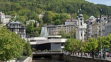 Láze�ské domy, kolonády a v�ídlo v Karlových Varech na za�átku sezony 2026. Na...