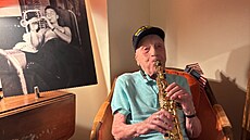 Dominick Critelli i ve svých 105 letech hraje na saxofon. B�hem náv�t�vy �esky...
