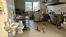 Totální zkáza. Neznámý pachatel se vloupal do �kolky v �erno�ín� a krom� toho,...