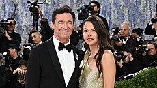 Hugh Jackman a Sutton Fosterová na Met Gala v New Yorku (4. kv�tna 2026)