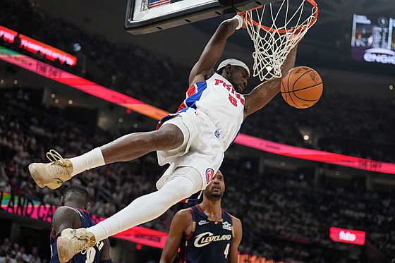 Caris LeVert z Detroitu zav�ený za ko� Clevelandu.