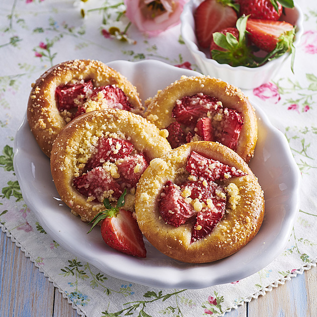 Nadýchané kynuté jahodové koláče s vůní bezinky: Tradiční recept s moderním švihem